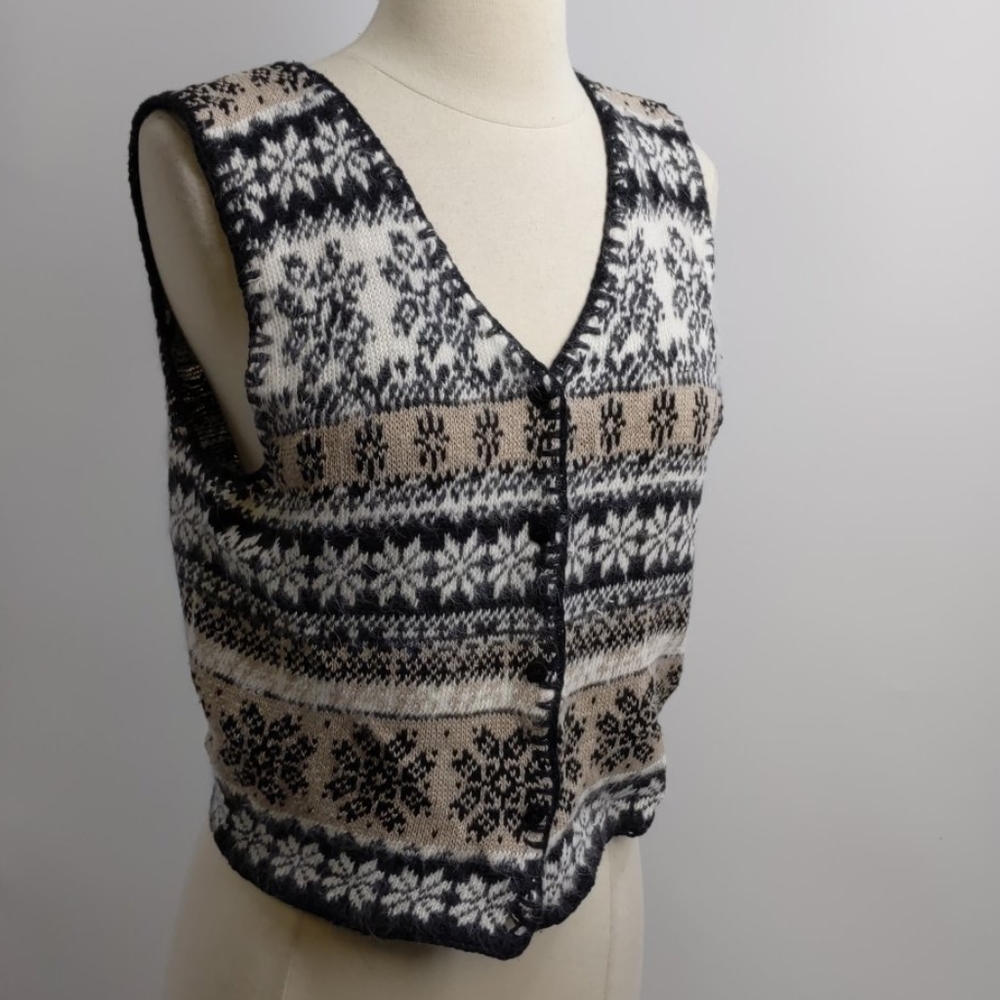 MY snowflake-pattern  v-neck knit vest-sz M